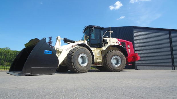 Loader uitgerust met een BePe graafmachinebak, klaar voor zwaar grondverzet – BePe graafmachinebak.