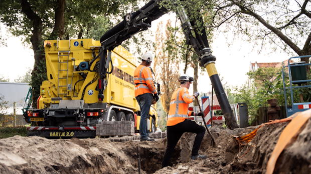 Medewerkers van Methorst Zuigtechniek voeren grondzuigwerkzaamheden uit met een grote zuigwagen bij kabels en leidingen.