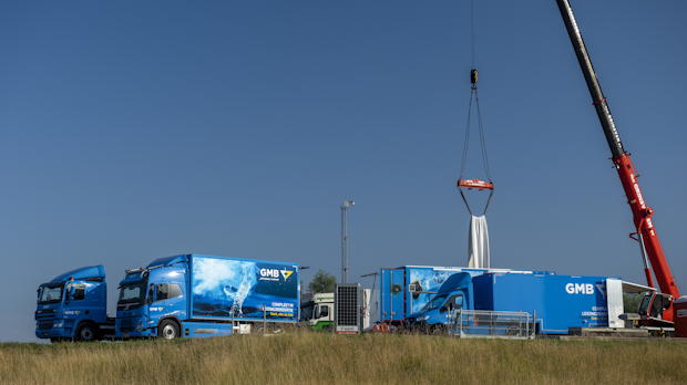 Werknemer van GMB loopt langs de elektrische UV-unit voor leidingrenovatie.