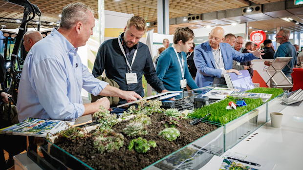 Bezoekers in gesprek bij een stand met duurzame oplossingen op de Vakbeurs Openbare Ruimte 2025