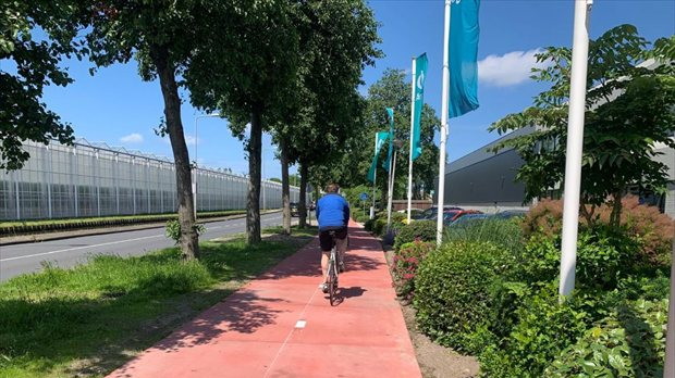 Close-up van rood prefab fietspad met gasdoorlatende openingen
