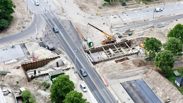Wegwerkzaamheden met aanleg van onderdoorgang en brugconstructi