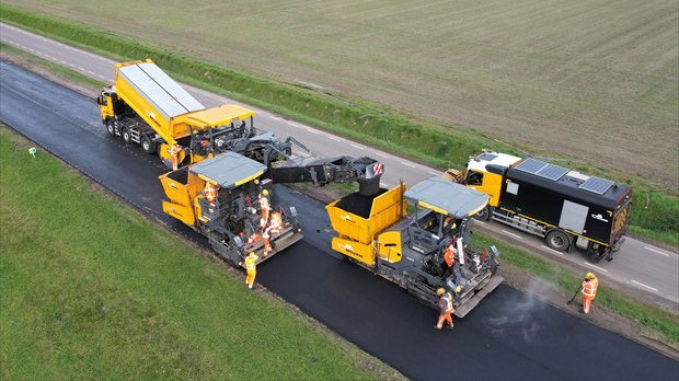 Luchtfoto van wegenbouwproject met toepassing van Warm Mix Asfalt
