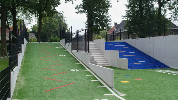 Sportvoorziening met keerwanden als basis voor hellingen en trappen.