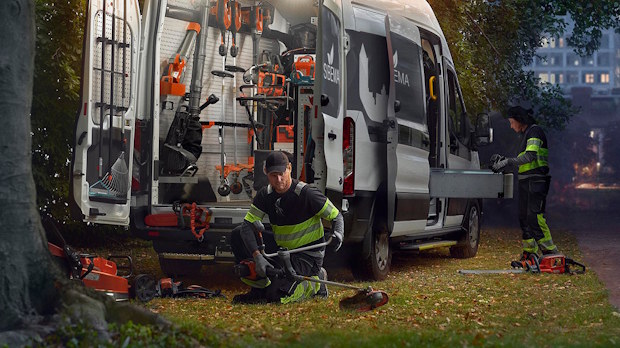 Groenprofessionals bij een servicebus met Husqvarna innovaties en accu-machines