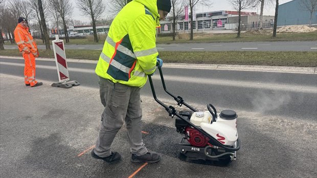 Nauwkeurig aftrillen van het nieuwe asfalt voor een strakke afwerking.