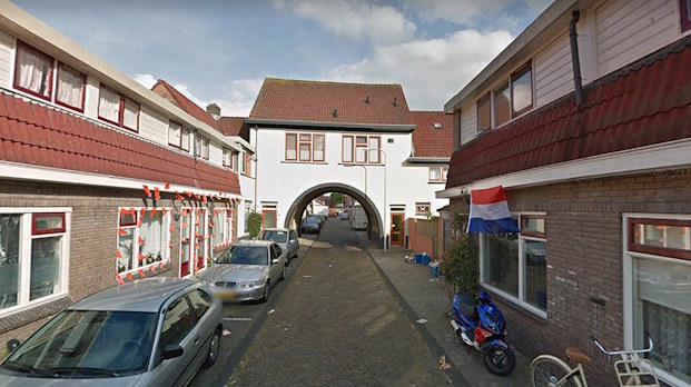 Versteende woonbuurt met weinig openbaar groen als voorbeeld van tekort aan groen in versteende buurten.