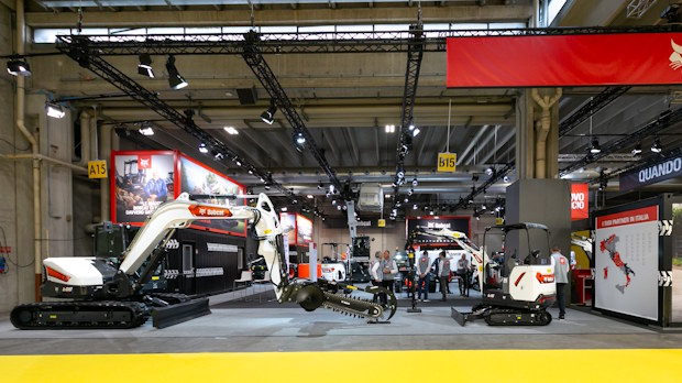 Bobcat-machines gepresenteerd op de beursstand tijdens SaMoTer 2026